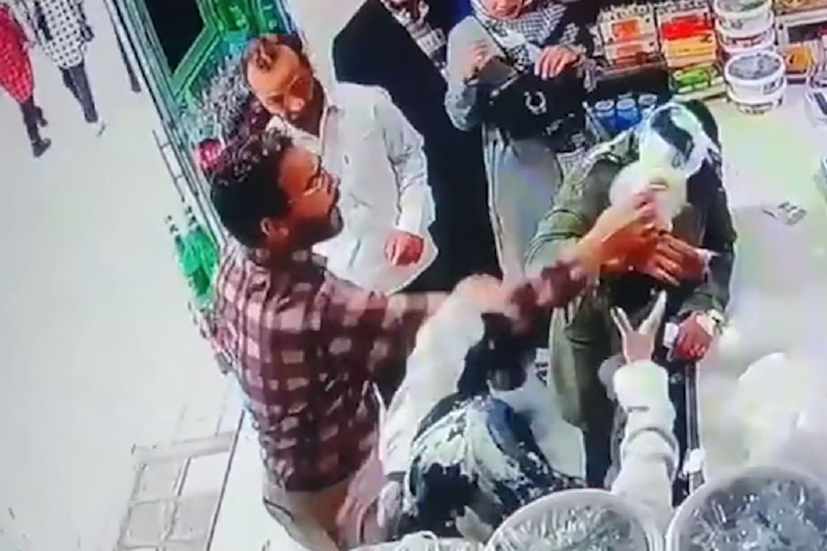 Un hombre arroja yoghurt sobre la cabeza de una madre y su hija que no usaban el velo islámico