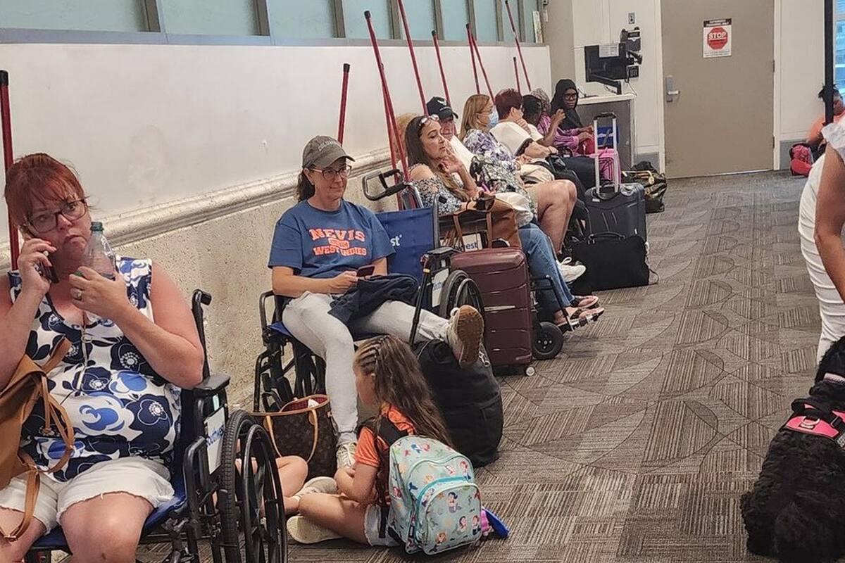 Un hombre aseguró que muchos pasajeros solicitan sillas de ruedas solo para abordar anticipadamente al avión