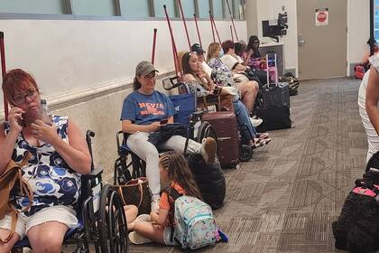 Un hombre aseguró que muchos pasajeros solicitan sillas de ruedas solo para abordar anticipadamente al avión