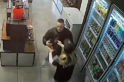 Un hombre atacó a la encargada de una vinoteca en el barrio de Núñez, sobre la avenida Cabildo