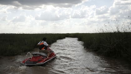 Un hombre atraviesa el canal en una moto de agua