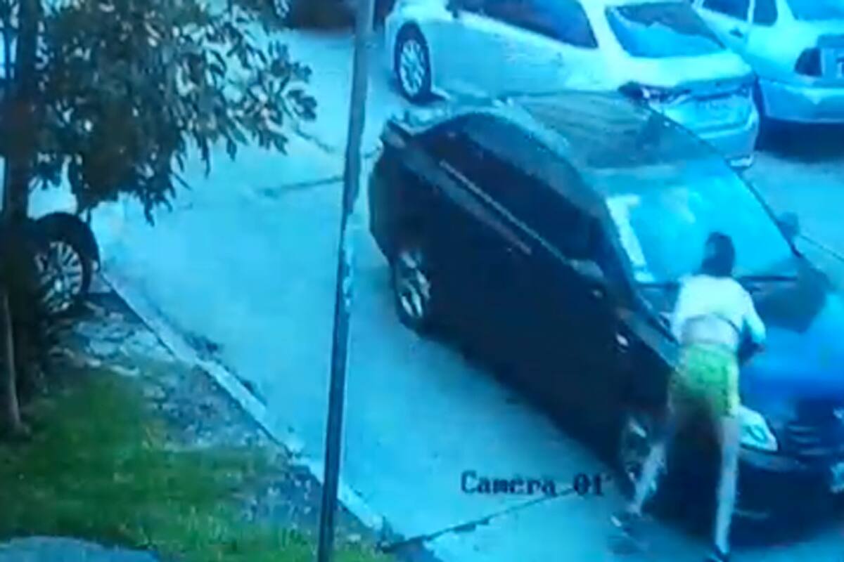 Un hombre atropelló a dos mujeres en Quilmes y arrastró a una de ellas en el capot del auto.