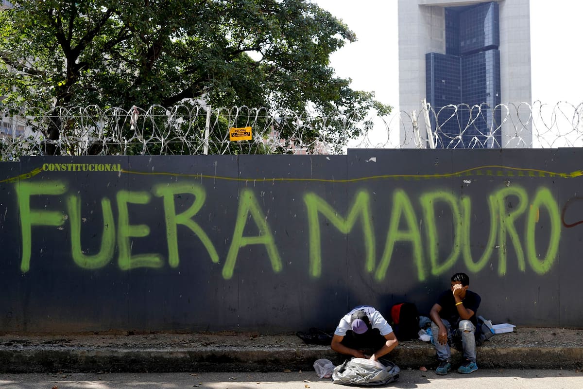 Un hombre busca comida en una bolsa, en Caracas
