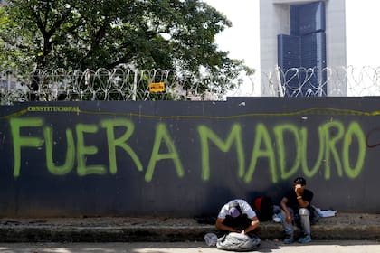 Un hombre busca comida en una bolsa, en Caracas