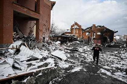 Un hombre camina entre casas destruidas durante los ataques aéreos en la ciudad ucraniana central de Bila Tserkva
