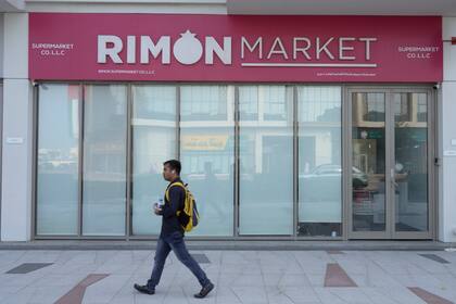 Un hombre camina frente al Rimon Market, una tienda kosher operada por el rabino Zvi Kogan, el domingo 24 de noviembre de 2024, en Dubái, Emiratos Árabes Unidos. (AP Foto/Jon Gambrell)