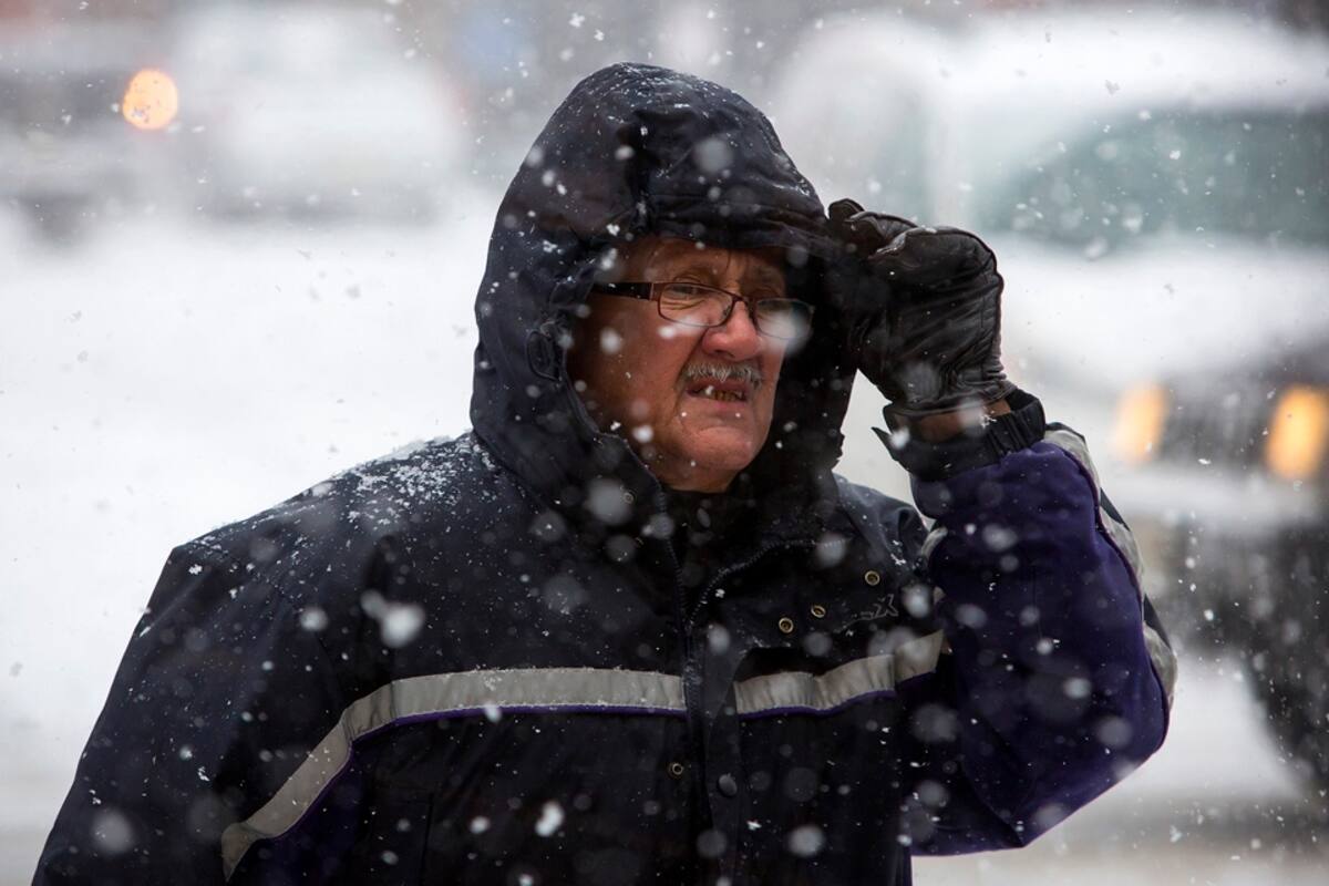 Un hombre camina por la nieve en Hoboken, Nueva Jersey.