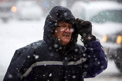 Un hombre camina por la nieve en Hoboken, Nueva Jersey.