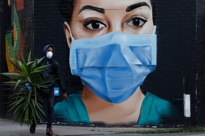 Un hombre camina por las calles de Londres en plena pandemia de coronavirus