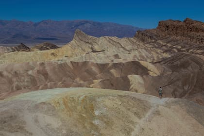 Un hombre camina por un sendero del cañón Golden en el Parque Nacional Valle de la Muerte, California (AP Foto/Ty ONeil)