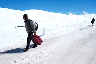 Fuertes nevadas obligan a suspender decenas de vuelos y cerrar carreteras en Bolivia