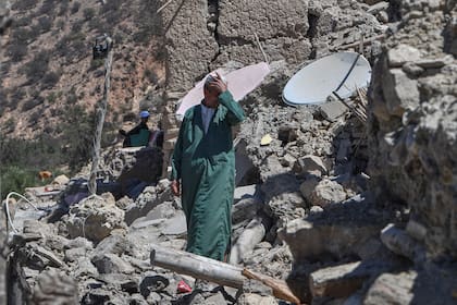 Un hombre camina sobre escombros en el pueblo de Imoulas en la provincia de Taroudant, una de las más devastadas por el terremoto en Marruecos, el 11 de septiembre de 2023.