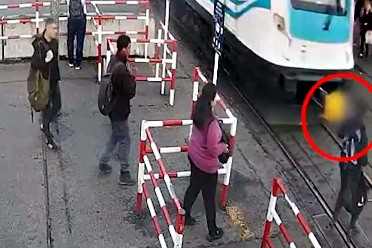 Un hombre casi fue atropellado por una formación del Tren Sarmiento, por cruzar las vías mirando su celular