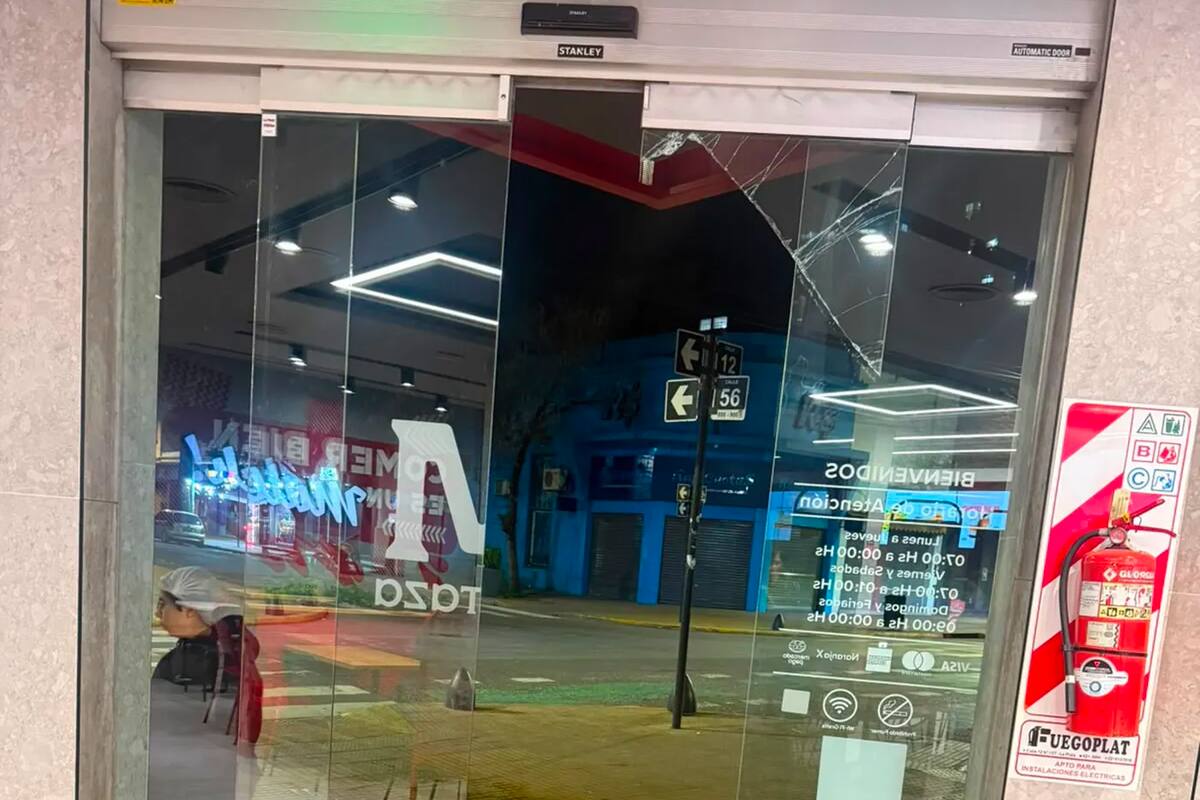 Un hombre causó estragos en un local de la cadena Mostaza en La Plata