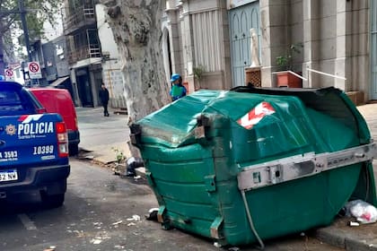 Un hombre chocó un contenedor de residuos y un auto estacionado en San Martín al 3300, en Rosario