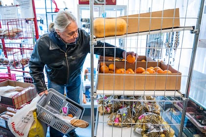 Un hombre compra alimentos a precios rebajados en una sucursal de la Cruz Roja, donde los supermercados donan alimentos dos veces por semana, el 14 de marzo de 2023, en Estocolmo, Suecia.