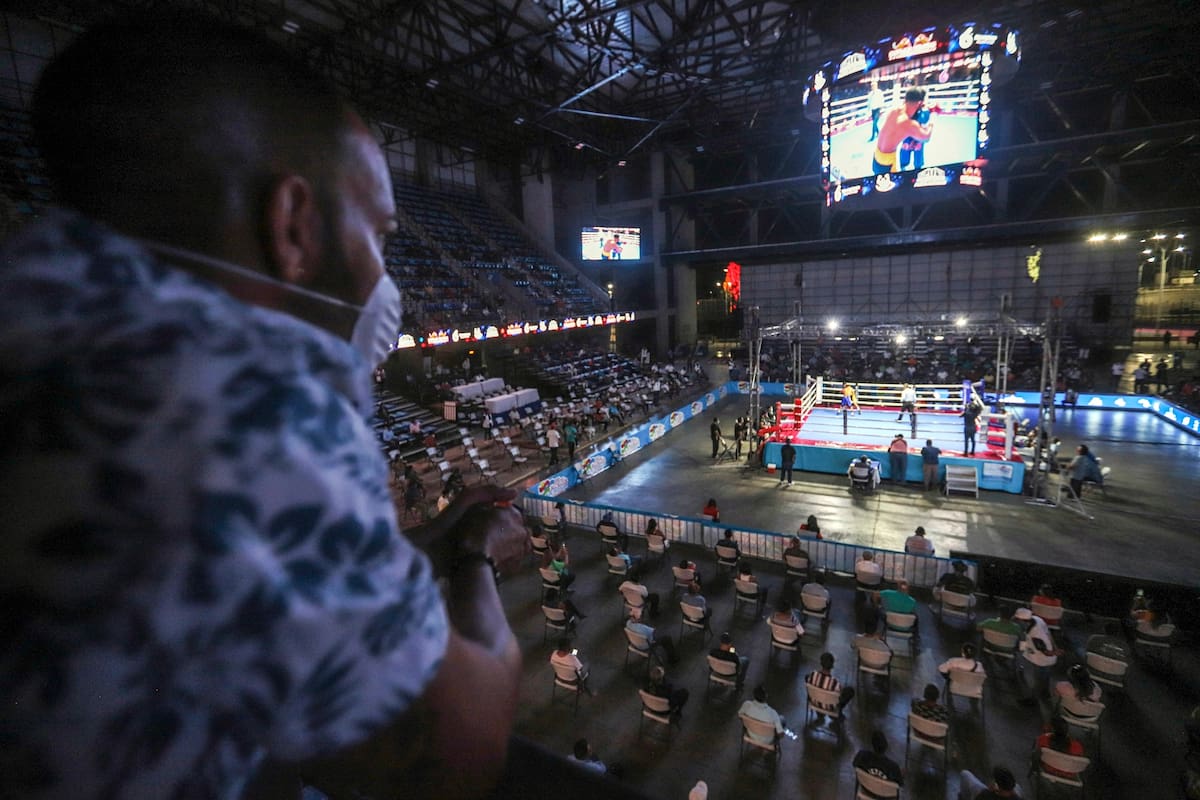 Un hombre con barbijo mira una pelea organizada por el dos veces campeón nicaragüense del boxeo mundial Rosendo "Búfalo" Álvarez en Managua, Nicaragua, el sábado 25 de abril de 2020.