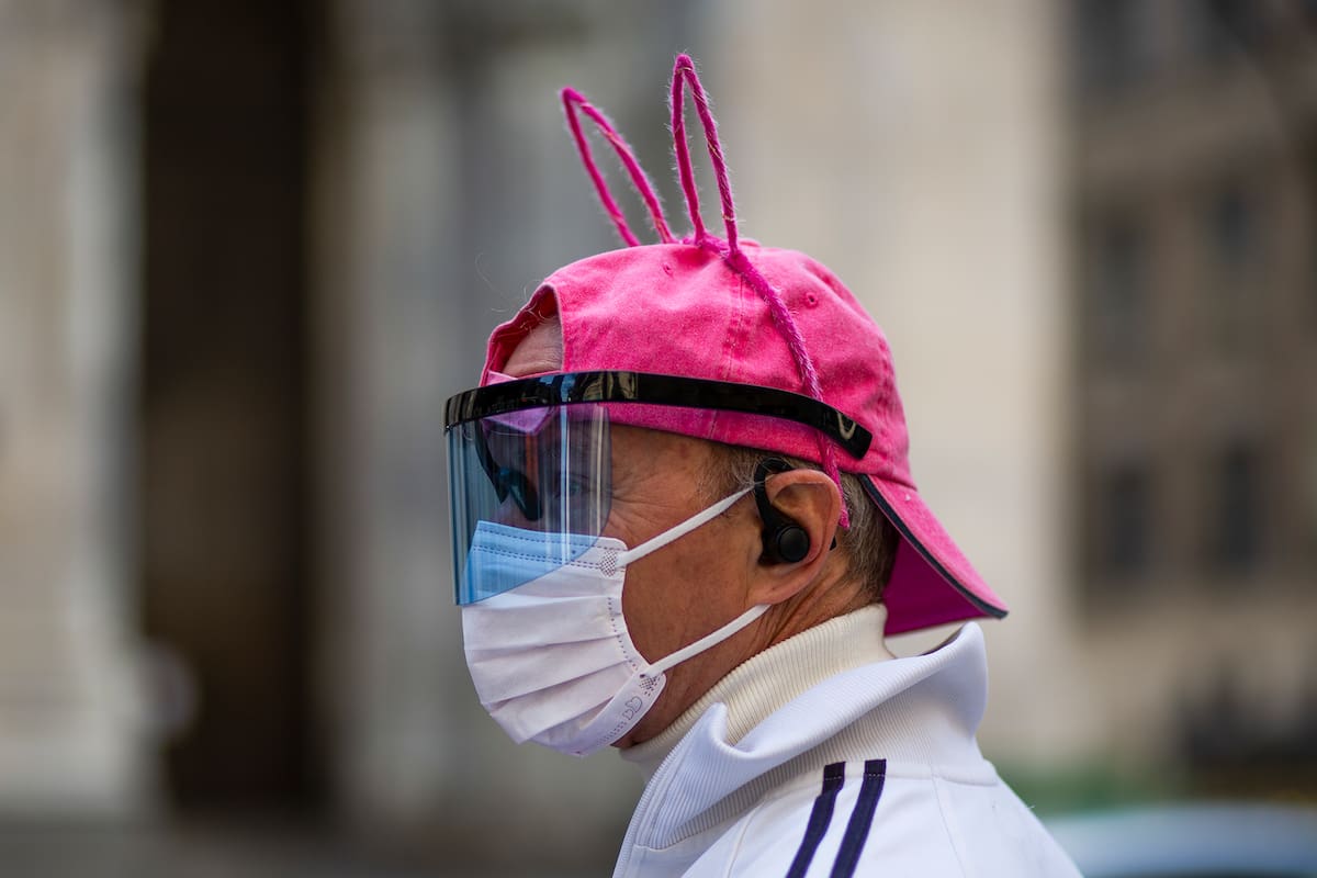 Un hombre con barbijo se para frente a la Catedral de San Patricio el domingo de Pascua en la ciudad de Nueva York