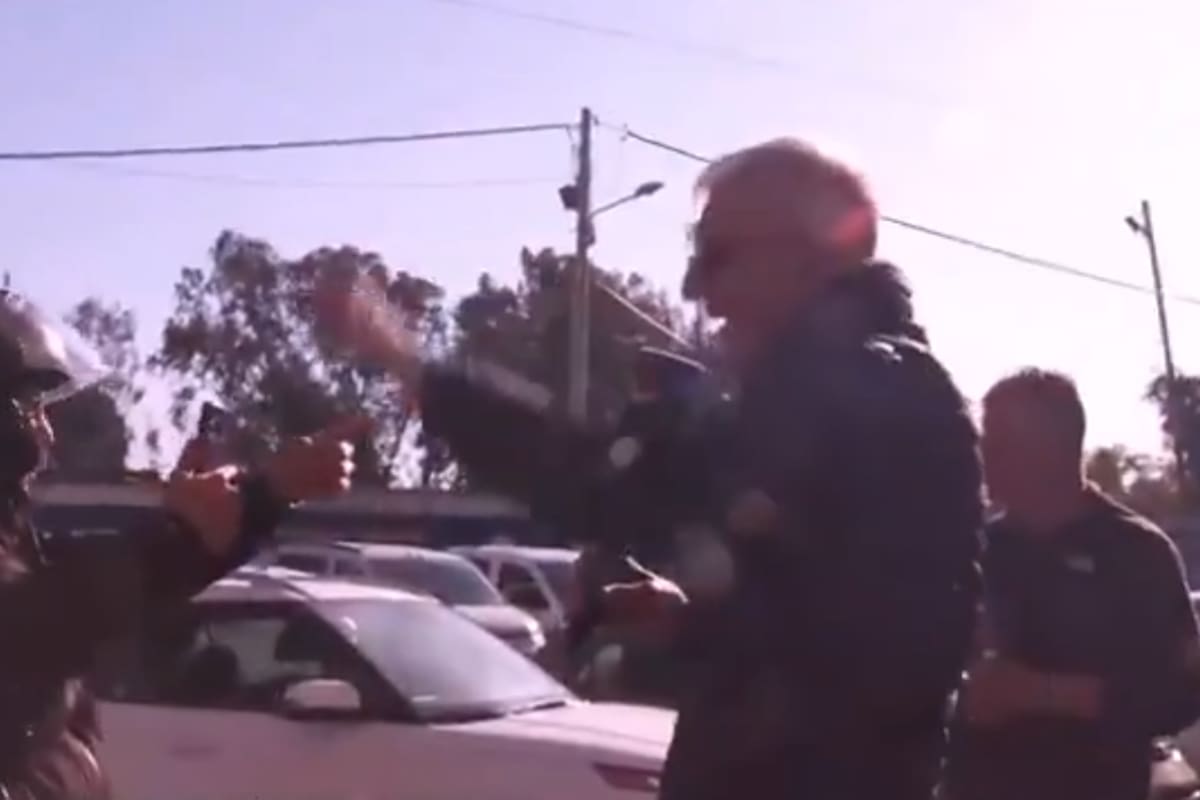 Un hombre con casco se interpuso repetidamente para interrumpir la transmisión