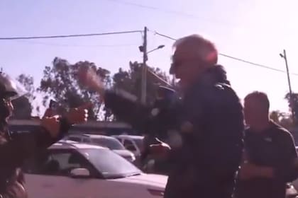 Un hombre con casco se interpuso repetidamente para interrumpir la transmisión