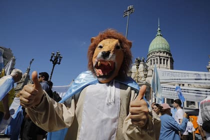 Un hombre con la careta del emblemático león que representa a Javier Milei