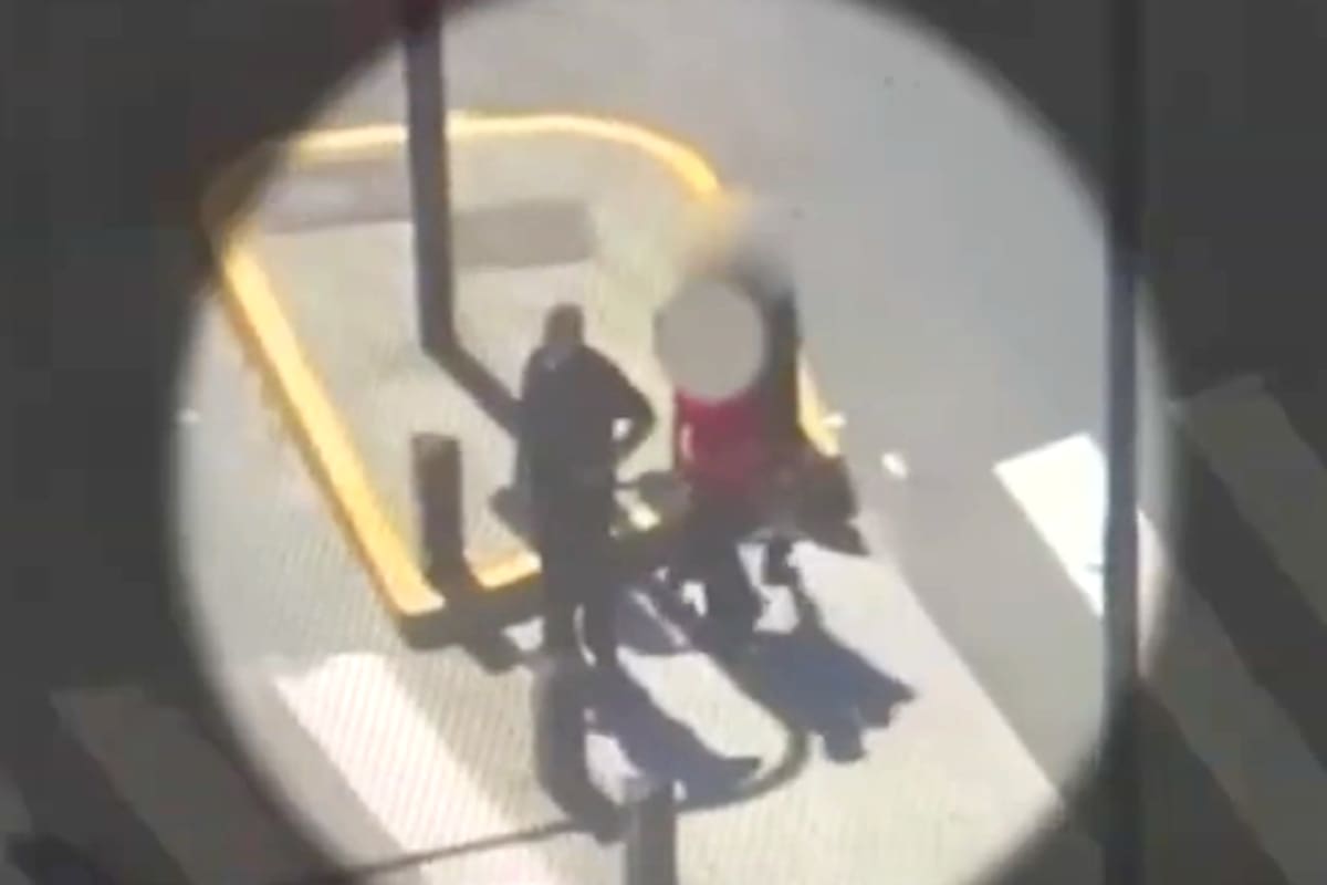 Un hombre con más de diez antecedentes en su haber le sustrajo una cadenita a una turista italiana en el Obelisco