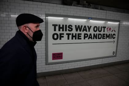 Un hombre con mascarilla para protegerse del coronavirus camina por una estación del tren subterráneo en Londres, el 27 de enero de 2022. (AP Foto/Matt Dunham)