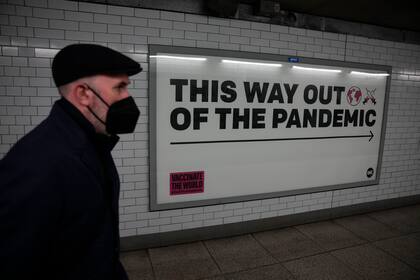Un hombre con mascarilla para protegerse del coronavirus camina por una estación del tren subterráneo en Londres, el 27 de enero de 2022