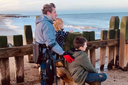 Simon Kindleysides, un hombre con un tumor cerebral que le provocó una parálisis, volvió a pasear con sus hijos en la playa y conmovió a todos