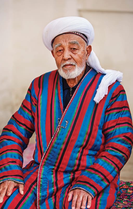 Un hombre con su "chapan", un tipo de bata colorida y sin botones.