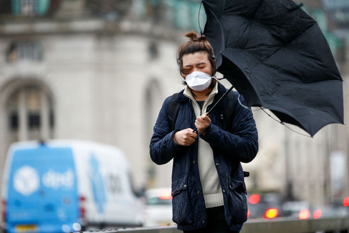 Un hombre con un barbijo en una calle de Londres