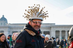 Un hombre con un casco con muchas agujas participa en una manifestación contra las restricciones por el coronavirus en Viena, Austria