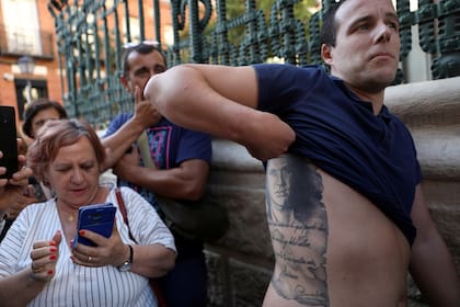 Un fam muestra su tatuaje de Camilo Sesto