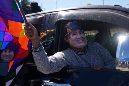 Un hombre con una máscara que representa al expresidente Evo Morales participa en una caravana hacia las oficinas del Tribunal Electoral en El Alto, Bolivia, el viernes 16 de mayo de 2025