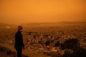 Las impresionantes imágenes de la nube de polvo del Sahara que tiñó de naranja el cielo de Atenas
