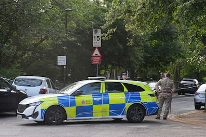Un hombre con uniforme militar se ve junto a un perímetro policial en los jardines de Sally Port en Gillingham, Kent, Inglaterra, el miércoles 24 de julio de 2024, después de que un soldado fuera apuñalado el martes por la noche cerca de los barracones de Brompton, la sede de la Escuela Militar de Ingenieros del Ejército británico. (Gareth Fuller/PA via AP)