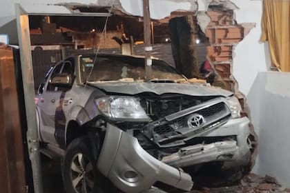 Un hombre condujo borracho una camioneta, la chocó contra una casa, se bajó y escapó en La Plata