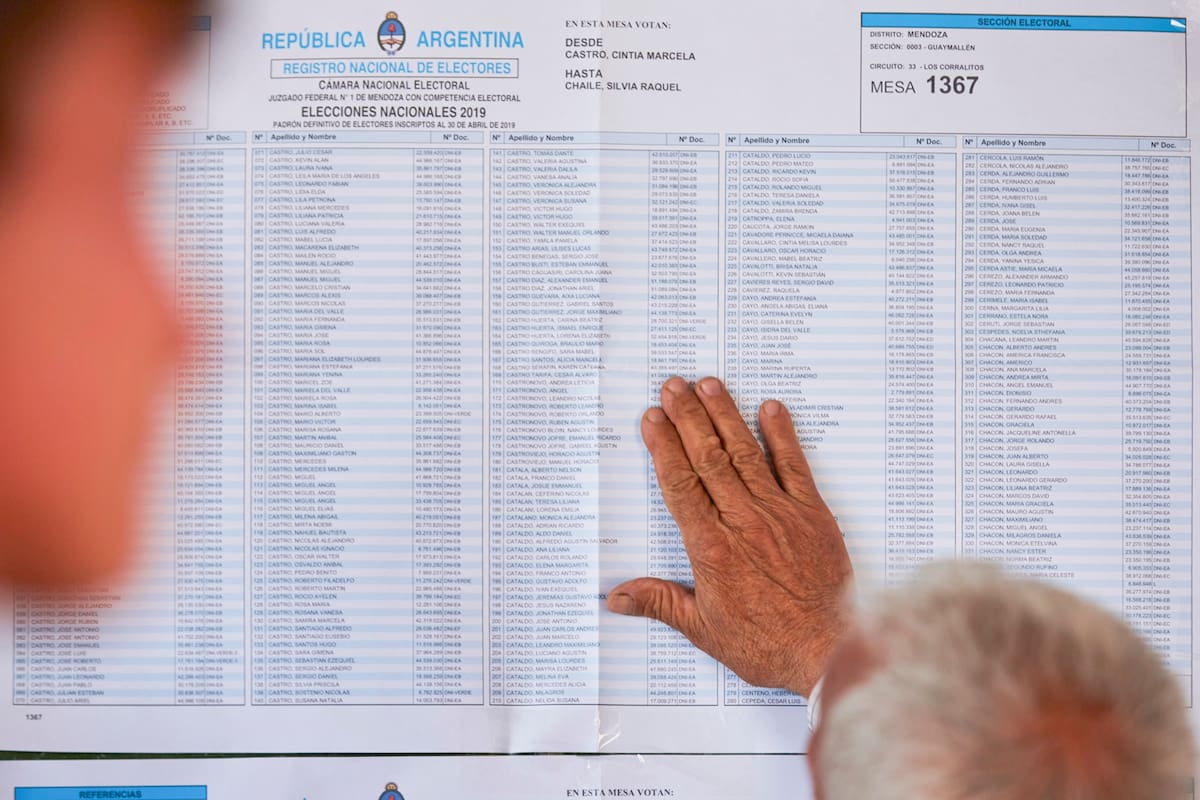 Un hombre confirma su número de mesa y orden