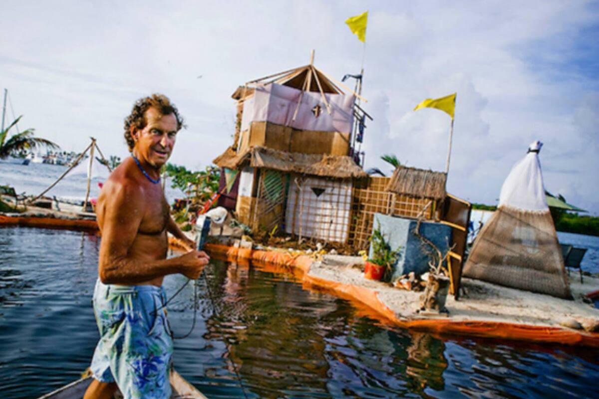 Un hombre construyó una isla sobre botellas de plástico