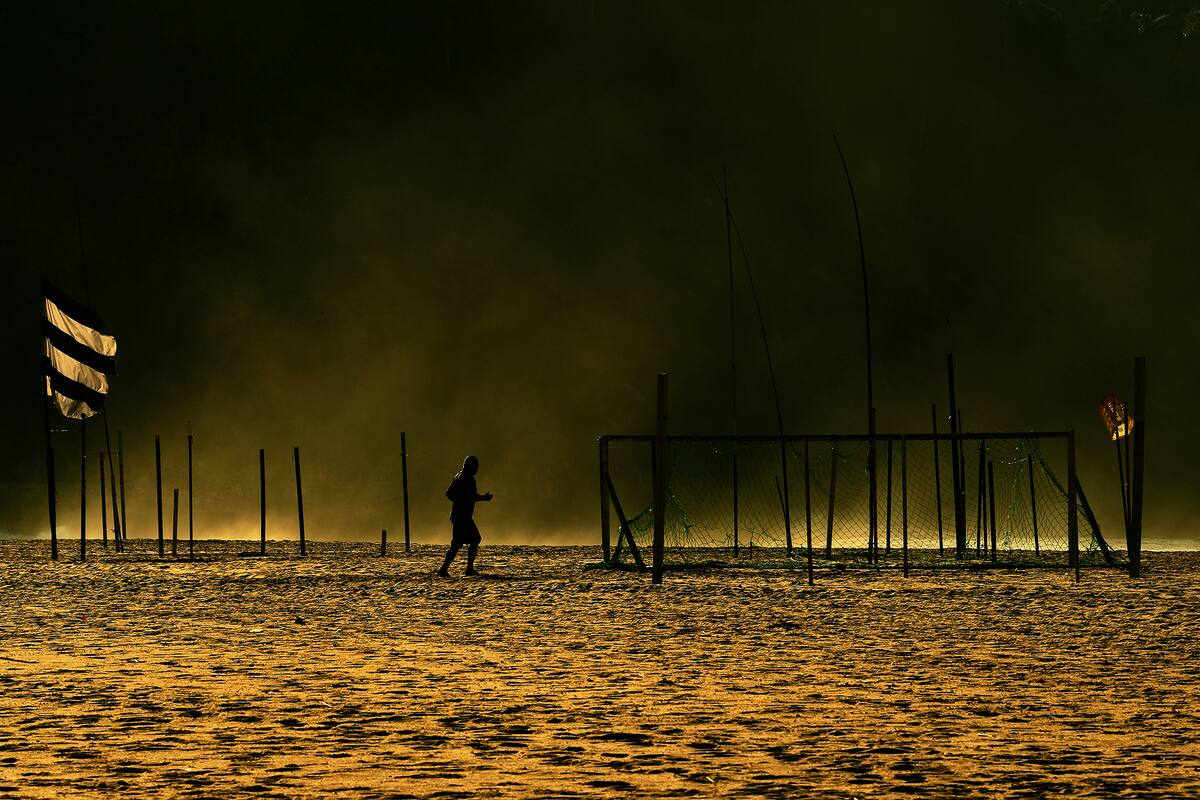 Un hombre corre por Copacabana, en Río de Janeiro, vacía en medio de la pandemia de coronavirus