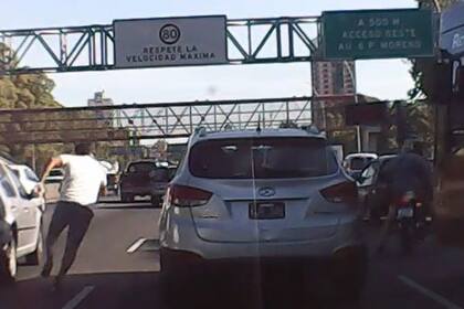 Un hombre corrió a un motociclista y le propinó una patada voladora