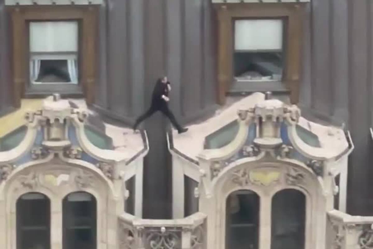 Un hombre corrió por los techos de un rascacielos de Nueva York en traje y zapatos