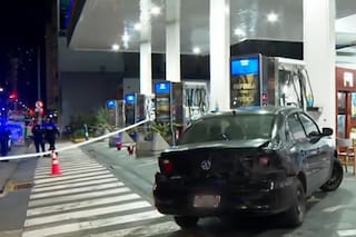 Un hombre de 36 años apuñaló a un padre y a su hijo en una estación de servicio