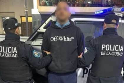 El detenido tenía antecedentes: uno por daños, registrado en mayo de este año, y otro por una riña ocurrida en noviembre de 2024