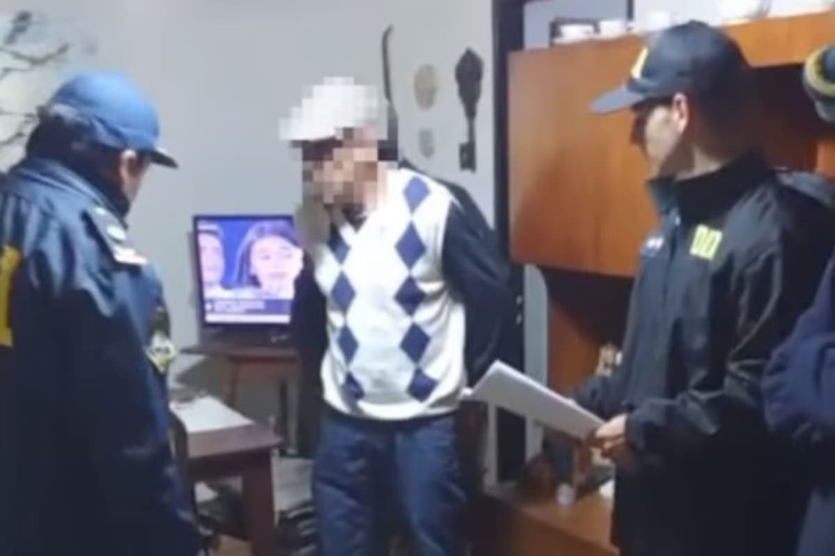 Un hombre de 50 años fue arrestado por golpear a un adolescente herido; el menor de 15 años falleció un día después