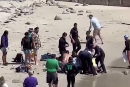 Un hombre de 62 años fue rescatado por tres desconocidos, luego de ser atacado por un tiburón blanco en las playas de California
