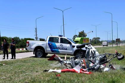 Un hombre de 69 años que piloteaba un avión ultraligero falleció hoy luego de que la aeronave se enganchara en cables de alta tensión y se estrellara contra el suelo, en la zona del Aeroclub de la ciudad de La Plata.