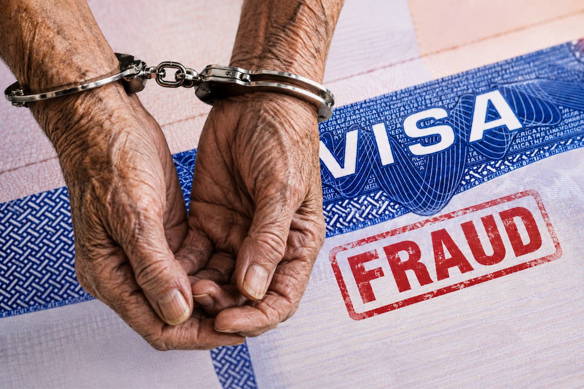 USCIS: Homem de 82 anos acusado de fraude de visto, condenado à prisão domiciliar e multado em US$ 15 mil.