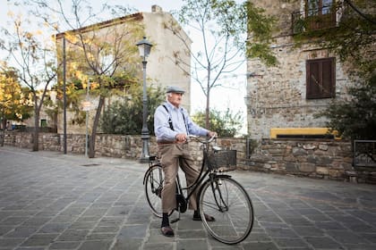 Un hombre de 88 años muestra su bicicleta en Acciaroli, Italia. La longevidad de los más ancianos entre los italianos de la región es motivo de un estudio para determinar hasta qué edad puede vivir el ser humano