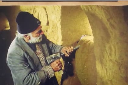 Un hombre de armenia pasó 23 años de su vida excavando y tallando una cueva equivalente a 7 pisos de profundidad